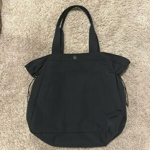 Black lululemon tote